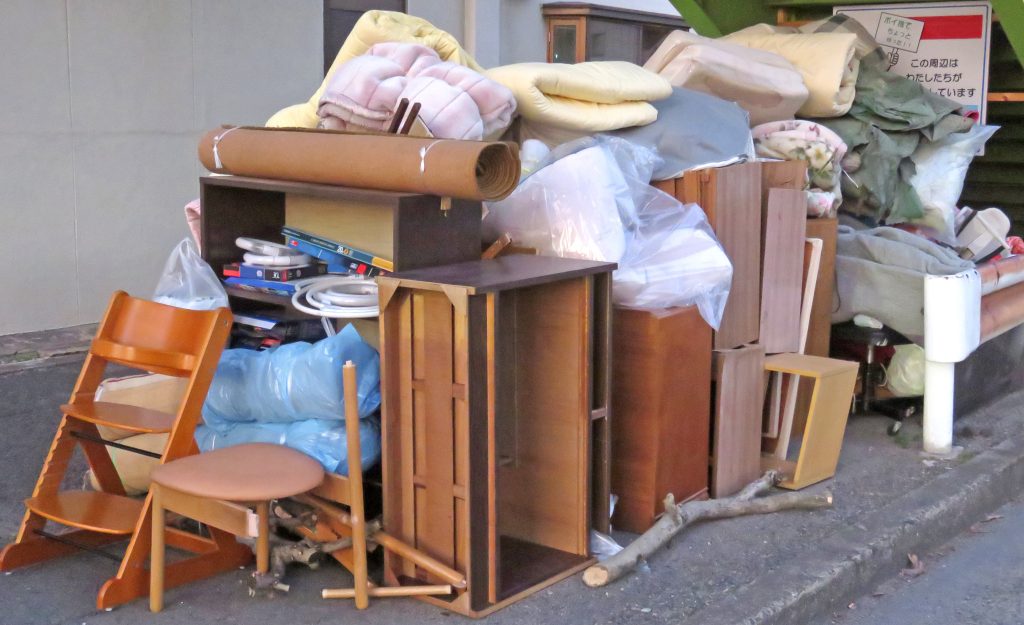 引っ越し時に不用品処分を行うメリットや3つの方法、費用の目安まとめ。