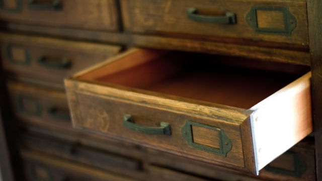 遺品整理がつらい時の対処方法まとめ。専門の遺品整理業者を利用するメリットは？