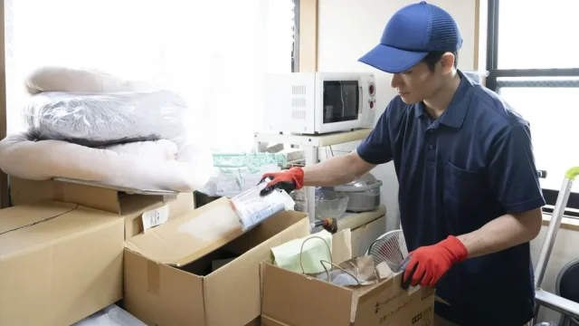 遺品整理で親を亡くした悲しい気持ちと向き合う方法を徹底解説。「お焚き上げ」とは何？2025年最新